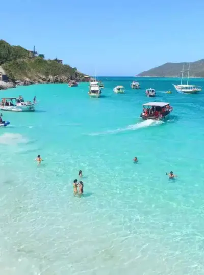Enseada de água calma com barcos de passeio