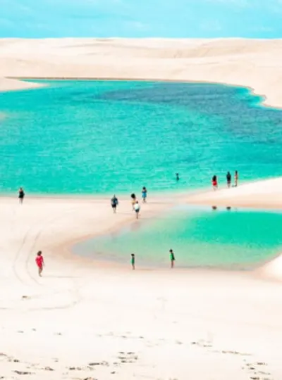 Lagoa de água verde entre as dunas dos Lençóis Maranhenses