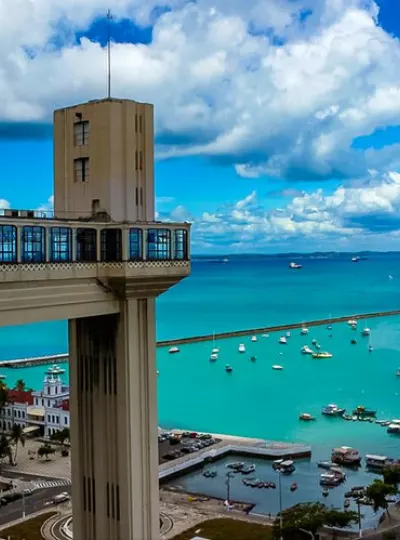 Elevador Lacerda e a Baía de Todos-os-Santos, em Salvador