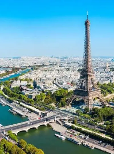 Torre Eiffel e o Sena, em Paris